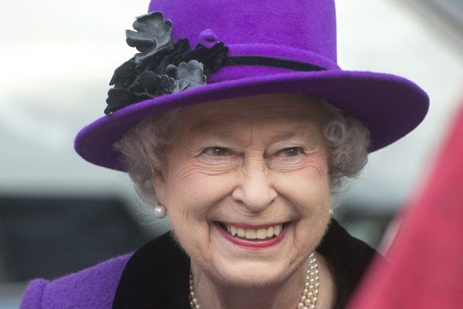 177475-mariage-de-meghan-et-harry-elizabeth-iimange-son-chapeau-dit-henry-jean-servat.jpg