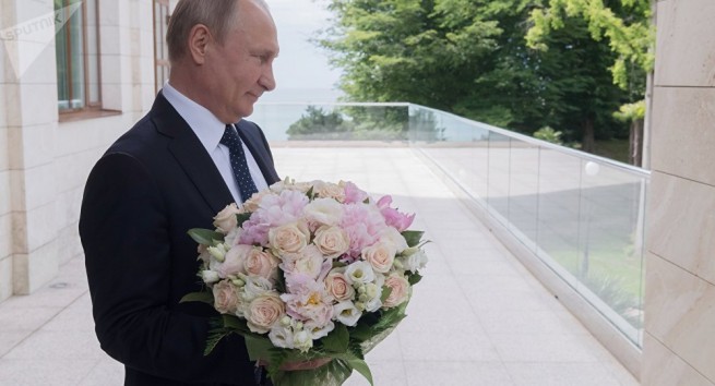 177775-le-langage-des-fleurs-quels-messagestransmis-poutinemmes-merkel-et-macron.jpg