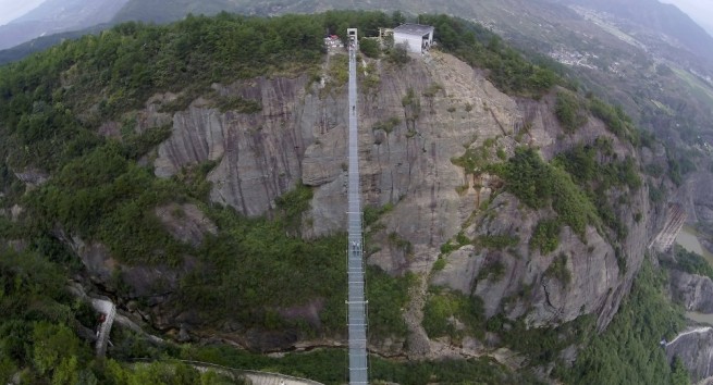 178632-frissons-garantis-en-chine-sur-cette-passerelle-suspendue360au-dessus-du-sol-video-.jpg