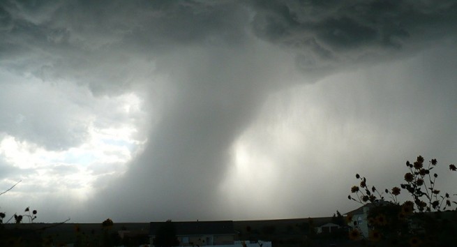 178634-une-tornade-ressemblantun-champignon-geant-filmee-aux-etats-unis-video-.jpg