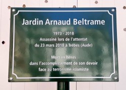 BELTRAME Plaque Jardin Paris.JPG