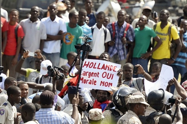 121922-haiti-hollande-1.jpg