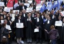 130383-4797695-6-05b9-rassemblement-d-avocats-pour-protester-contre-3c0c869d26d23101912d58de8f6ac115.jpg