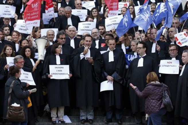 130383-4797695-6-05b9-rassemblement-d-avocats-pour-protester-contre-3c0c869d26d23101912d58de8f6ac115.jpg