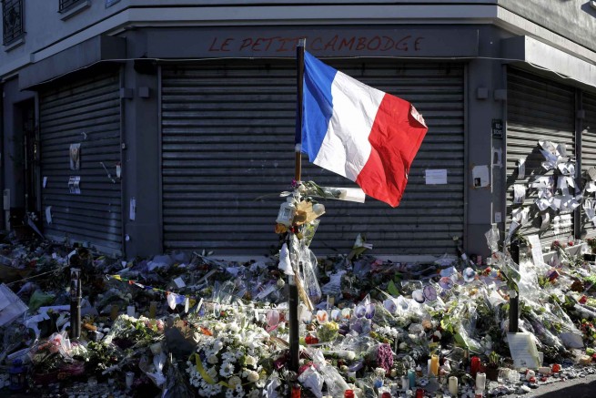 134119-drapeau-tricolore-flotte-devant-restaurant-parisien-petit-cambodge-6-lieux-vises-attaques-terroristes-13-novembre-2015-revendiquees-daesh.jpg