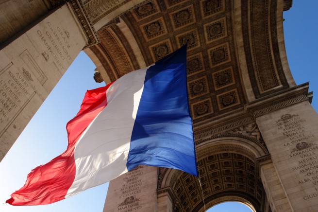 136021-drapeau-arc-de-triomphe.jpg