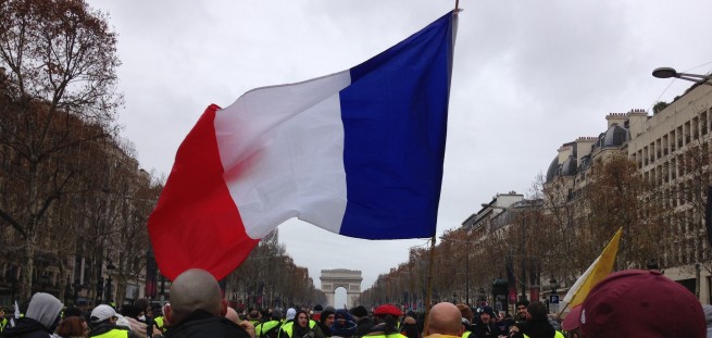 181951-drapeaudecembre-2018-champs-elysee-1.jpg