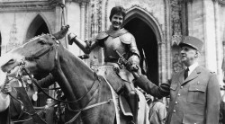 jeanne-d-arc-general-de-gaulle-recadre_article_large