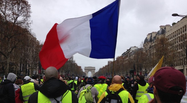 182375-8-decembre18-champselysees-bleu-blanc-rouge-1.jpg