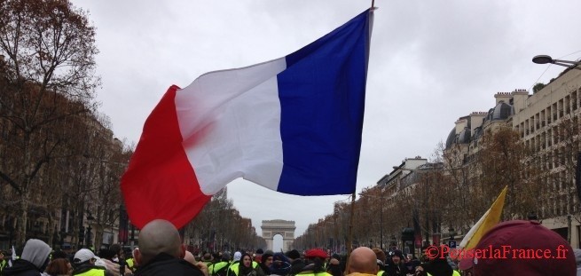 183614-drapeaudecembre-2018-champs-elysee-plf-fin.jpg