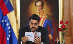 Maduro lisant Chavez 1