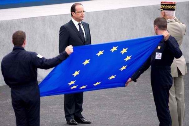 75751-hollande-et-le-drapeau-europeen-1.jpg