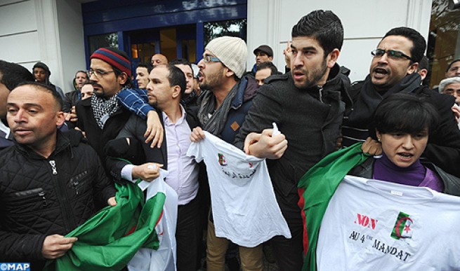 93774-manifestation-de-militant-anti-4eme-mandat-du-president-bouteflika-m1.jpg