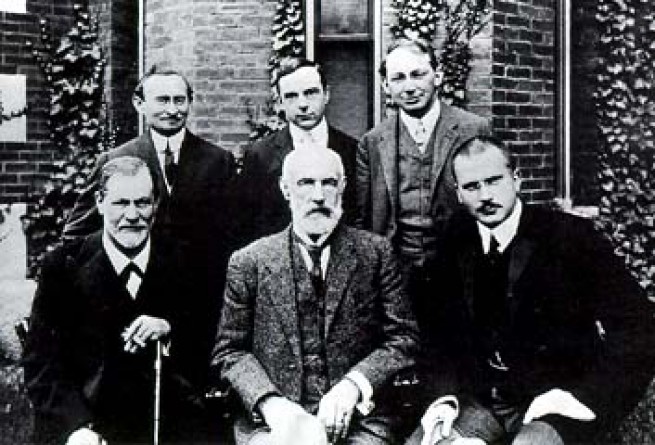 9389-hall-freud-jung-in-front-of-clark-1909.jpg